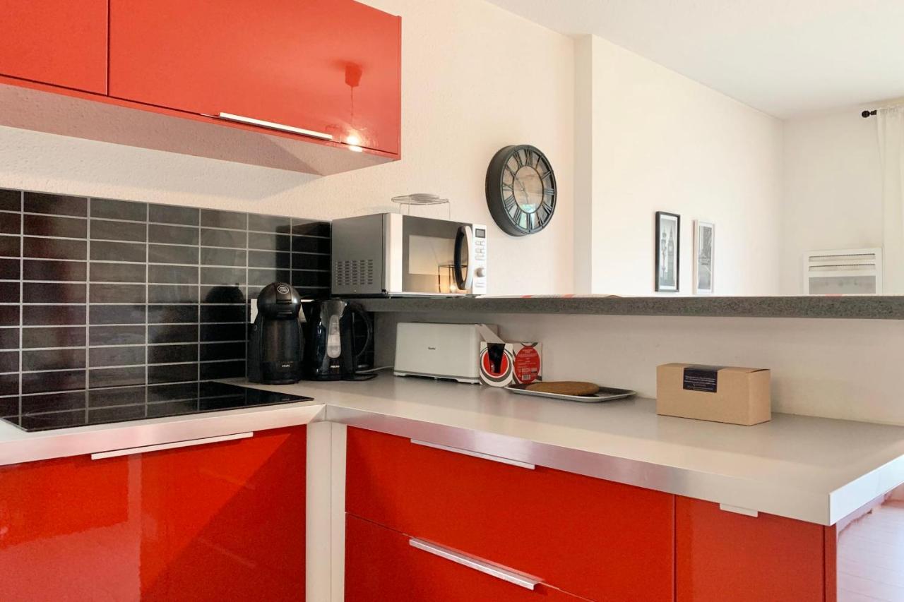 Appartement #d1 The Red One Sofa Bed Near Gem Train Station *